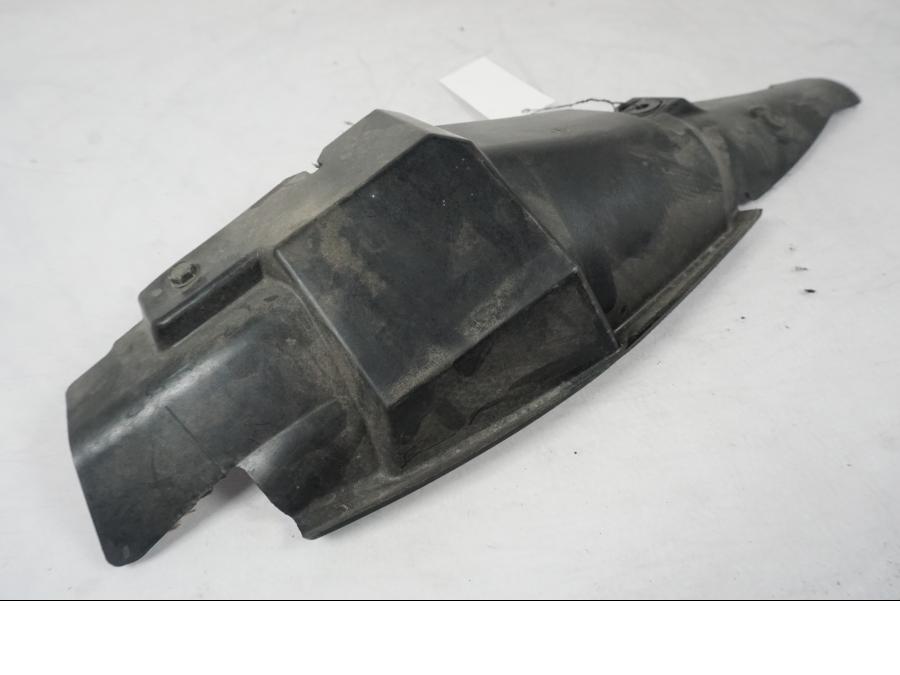 Baksidan på Värmeskydd från en Kawasaki ZX-6R -2005 motorcykel.