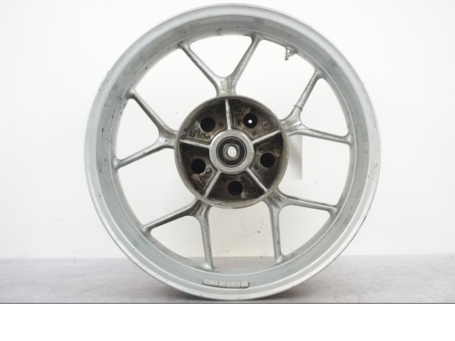 Framsidan på Fälg från en Triumph Tiger -2009 motorcykel.