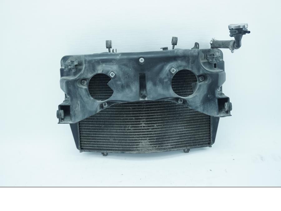 Baksidan på Vattenkyl från en Honda VFR 1200 -2012 motorcykel.