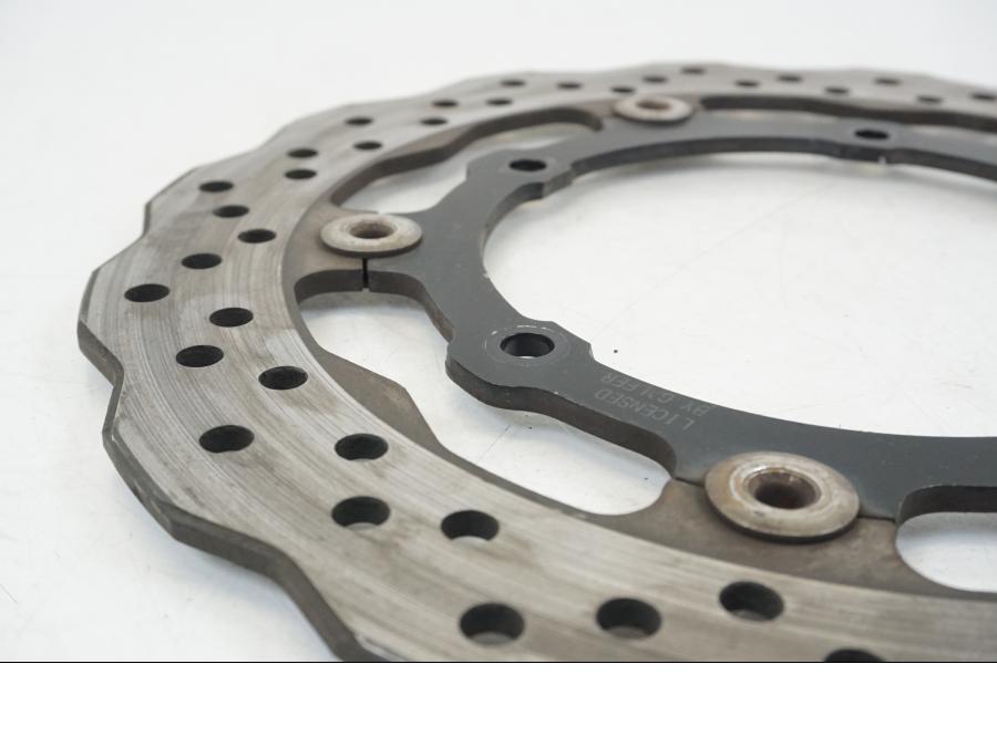 Snett uppifrån på Bromsskiva från en Yamaha XSR 700 -2016 motorcykel.