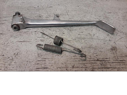 Framsidan på Sidostöd från en Suzuki LS 650 -2002 motorcykel.