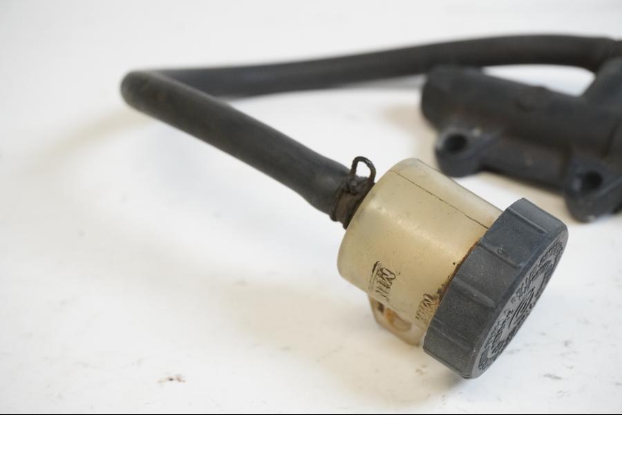 Höger sida på Bromshuvudcylinder från en Husaberg FS 650 E -2004 motorcykel.