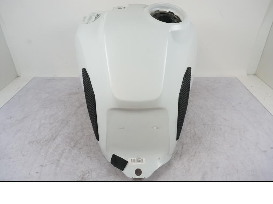 Vänster sida på Bensintank från en Ducati Desert X -2023 motorcykel.