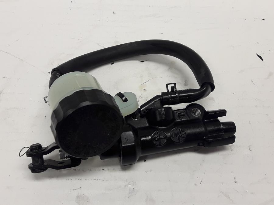 Framsidan på Bromshuvudcylinder från en Yamaha XJR 1300 -2015 motorcykel.