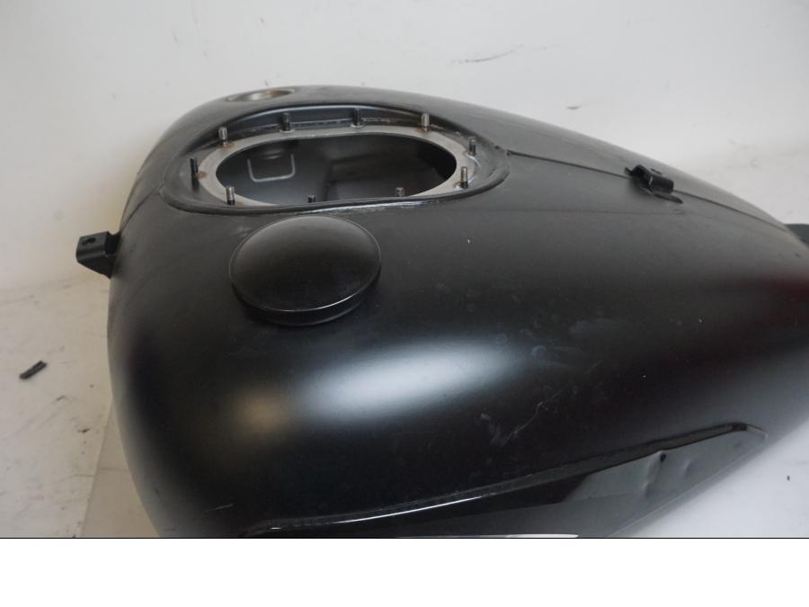Vänster sida på Bensintank från en Indian Chieftain Dark Horse -2019 motorcykel.