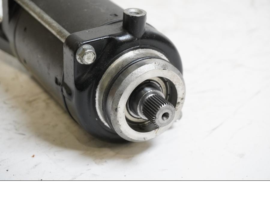 Baksidan på Startmotor från en Kawasaki GPZ 500 S -1992 motorcykel.