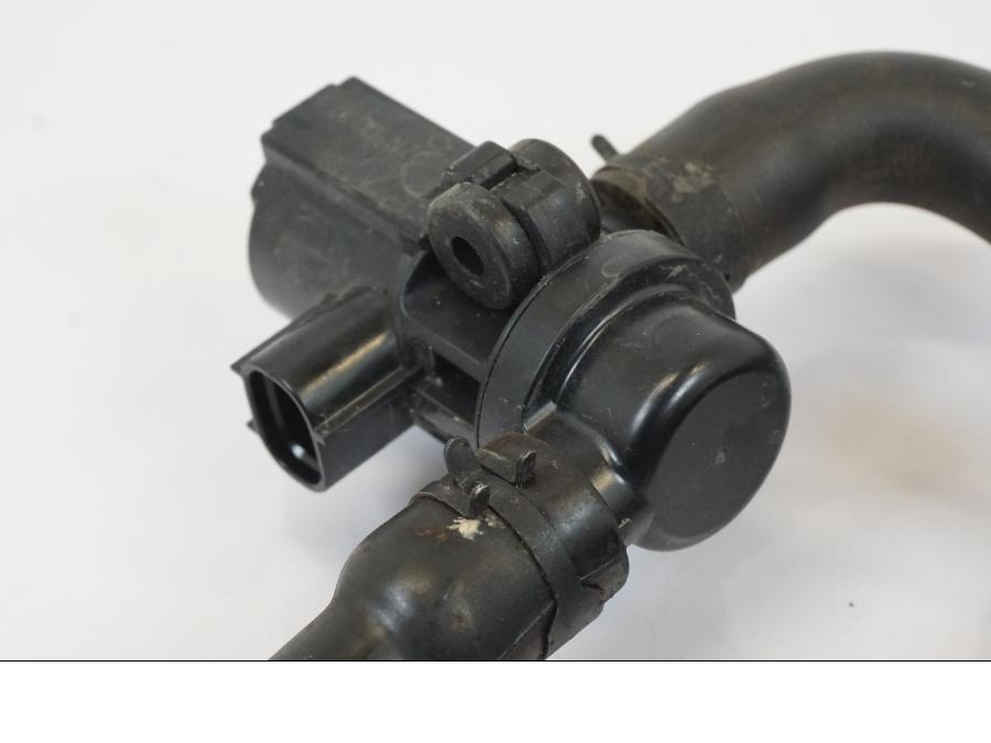 Höger sida på Second Air från en Triumph Trident -2021 motorcykel.