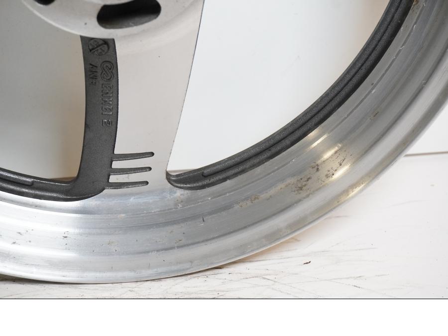 Höger sida på Fälg från en Suzuki VZ 800 -2002 motorcykel.