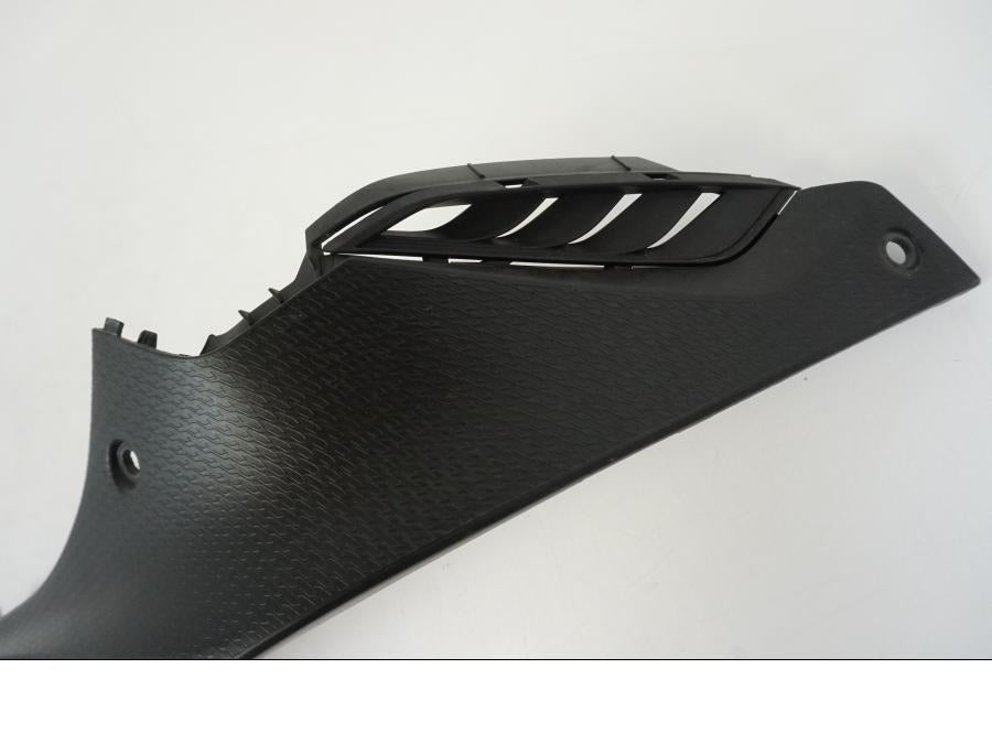 Vänster sida på Sidopanel från en BMW S 1000 R -2019 motorcykel.