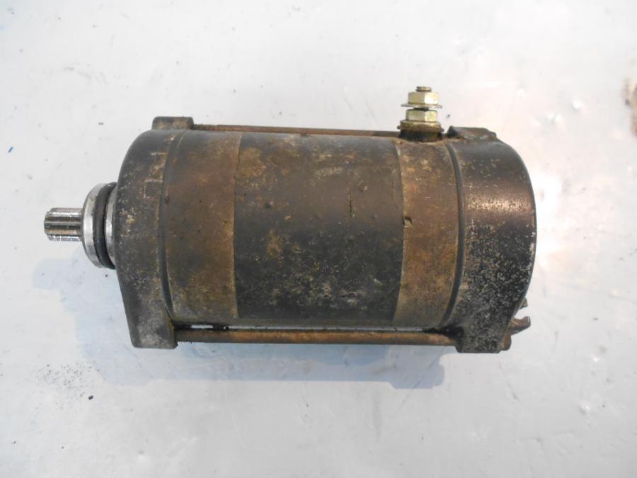 Framsidan på Startmotor från en Kawasaki VN 800 -1997 motorcykel.