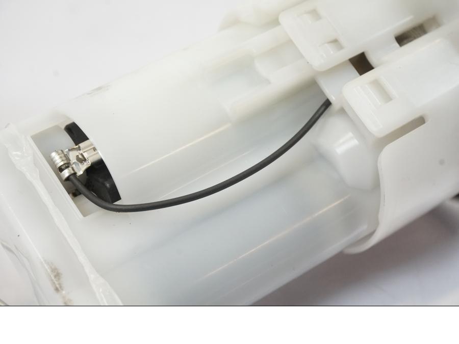 Snett nerifrån på Bensinpump insprut från en Yamaha MT-07 -2016 motorcykel.