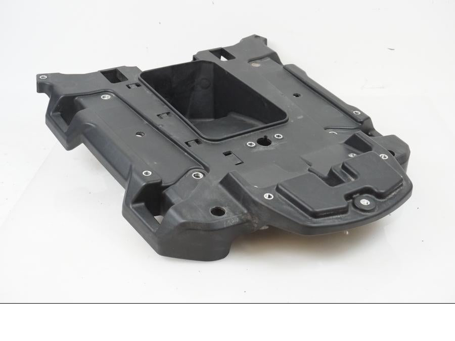 Vänster sida på Passagerarhandtagsplast från en H-D Adventure Pan America Special RA1250S -2021 motorcykel.