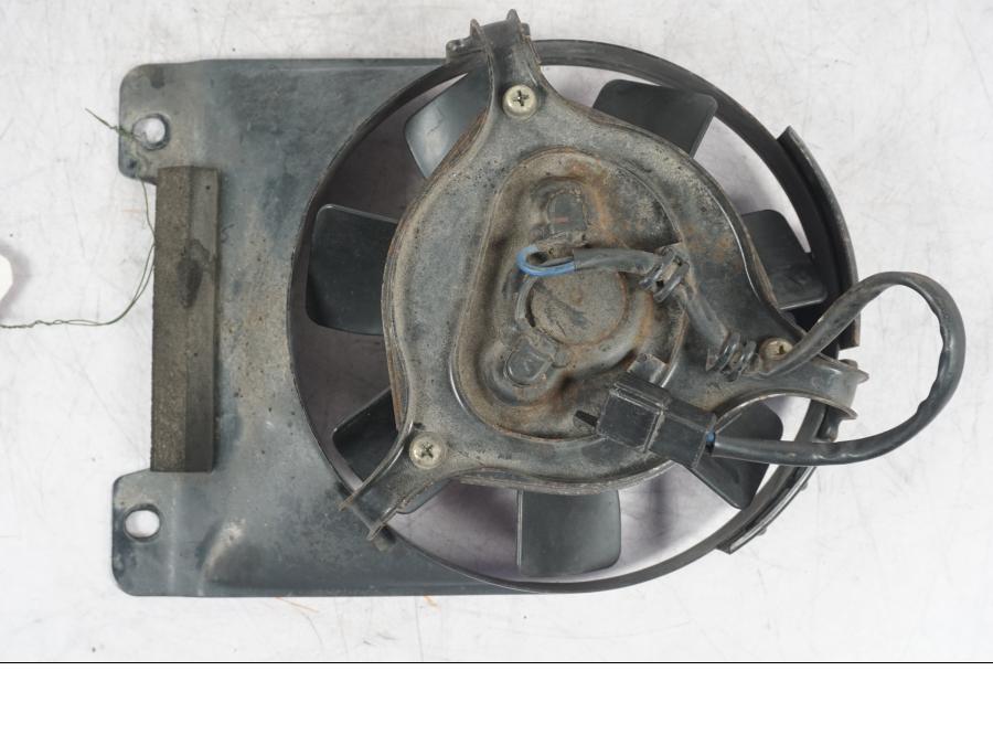 Snett uppifrån på Vattenkylfläkt från en Yamaha TDM 850 -1998 motorcykel.
