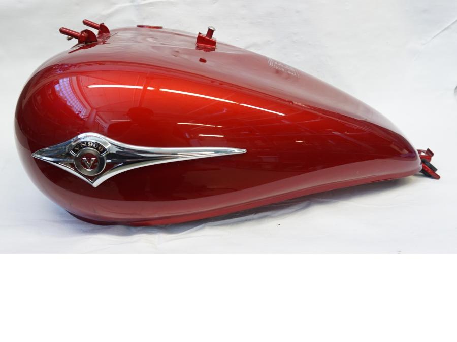 Framsidan på Bensintank från en Kawasaki VN 900 -2006 motorcykel.