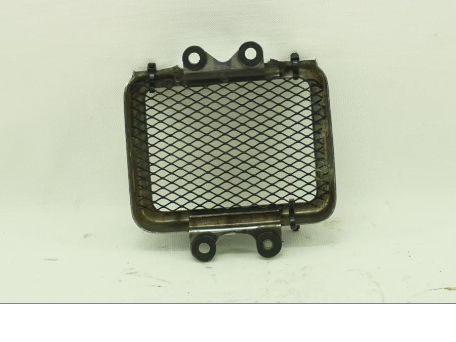 Baksidan på Oljekyldekor från en Suzuki VS 1400 -2001 motorcykel.