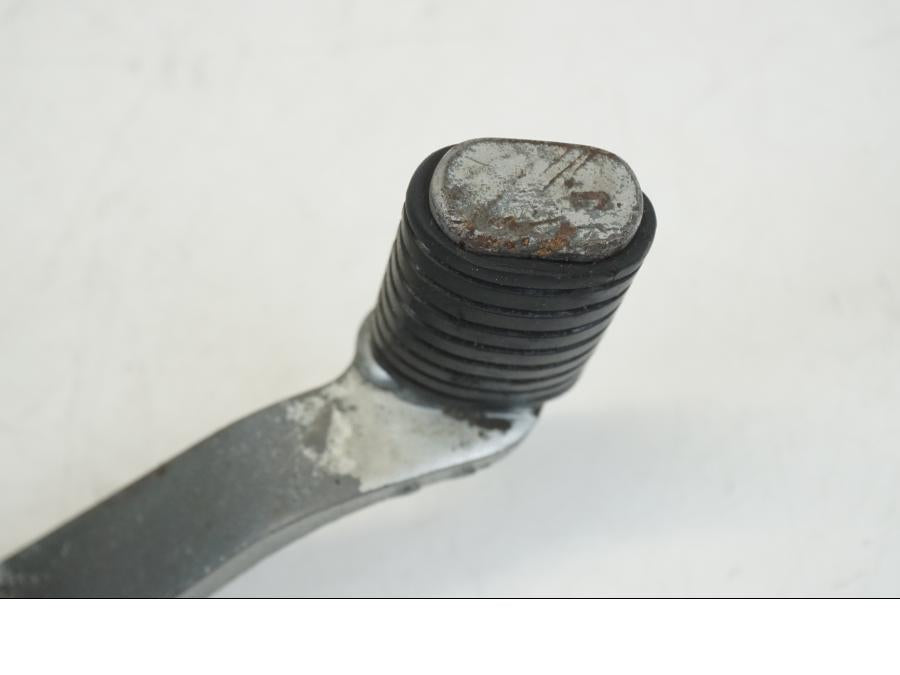 Baksidan på Bromspedal från en Honda CB 750 -2002 motorcykel.