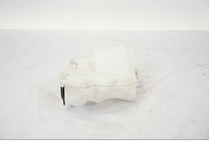 Snett uppifrån på Vattenexpansionskärl från en BMW R 1250 GS -2019 motorcykel.