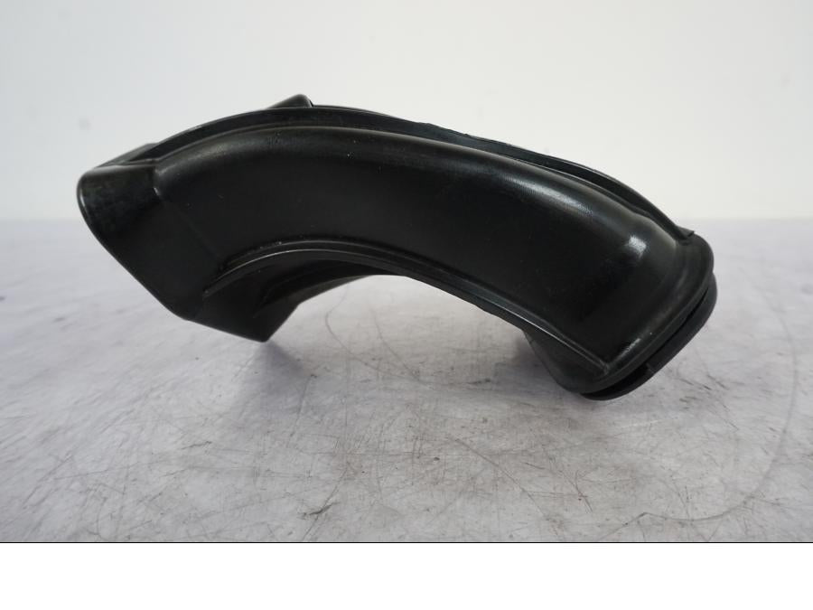 Snett nerifrån på Luftrör från en KTM 1290 Super Duke R -2023 motorcykel.