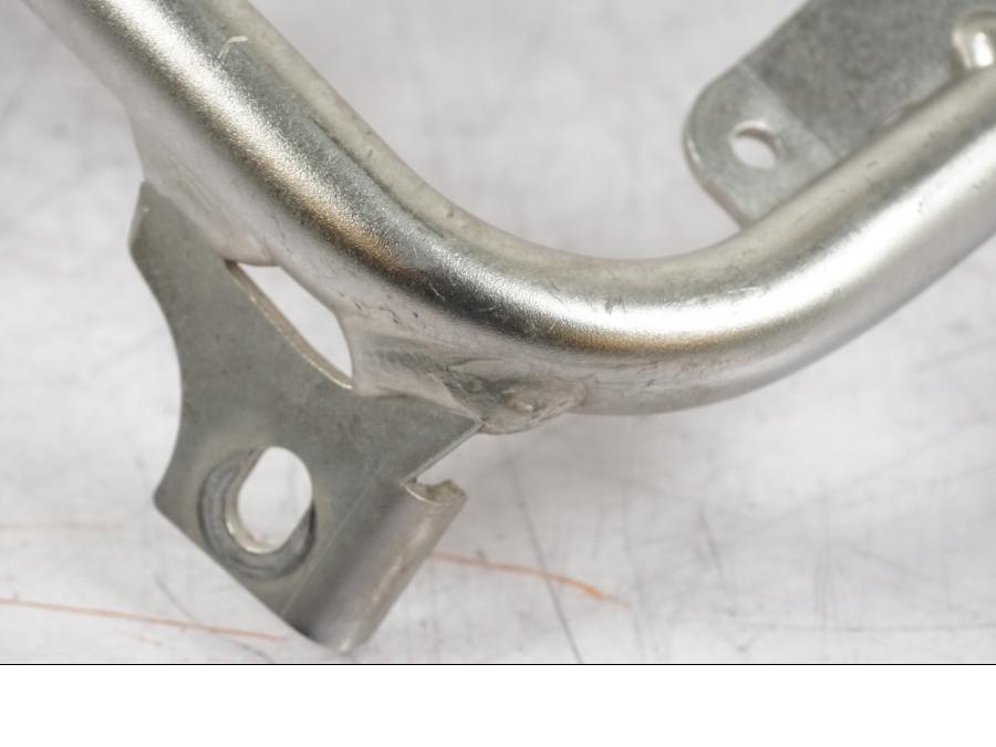 Snett nerifrån på Sidoväskhållare från en BMW R 1250 GSA -2024 motorcykel.