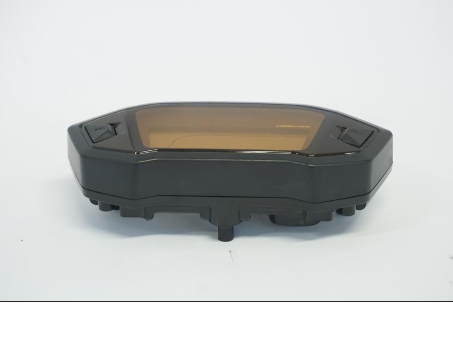 Baksidan på Instrumentpanel från en Honda CB 500 X -2015 motorcykel.