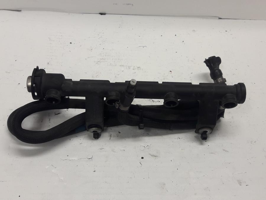 Framsidan på Fuel Rail från en BMW K 1200 LT -2006 motorcykel.