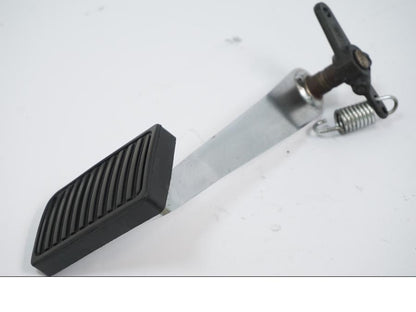 Vänster sida på Bromspedal från en Kawasaki VN 1500 -2002 motorcykel.