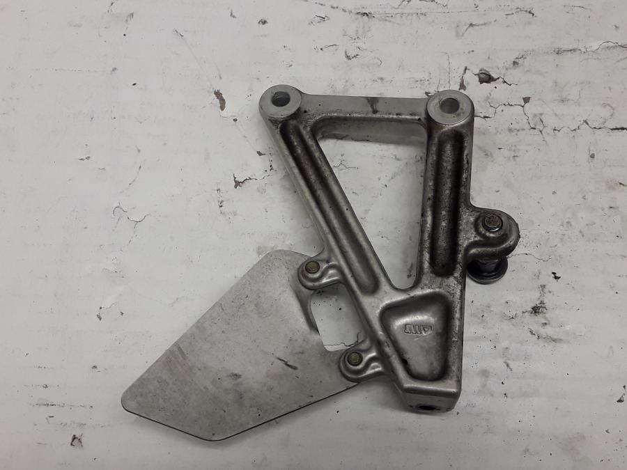 Baksidan på Fotpinnefäste från en Ducati 750 SS -2000 motorcykel.