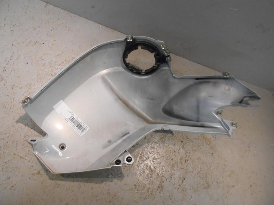 Höger sida på Bensintankskåpa från en BMW K 1300 R -2009 motorcykel.