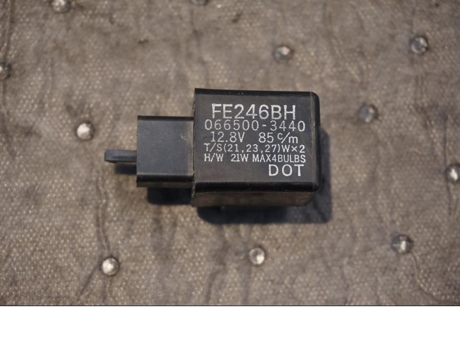 Framsidan på Blinkersrelä från en Kawasaki VN 800 -1995 motorcykel.