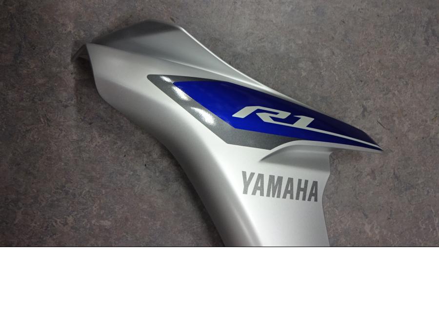 Framsidan på Sidkåpa från en Yamaha YZF 1000 R1 -2015 motorcykel.