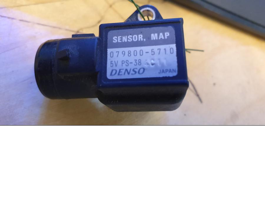 Framsidan på Mapsensor från en Honda VTX 1800 -2002 motorcykel.