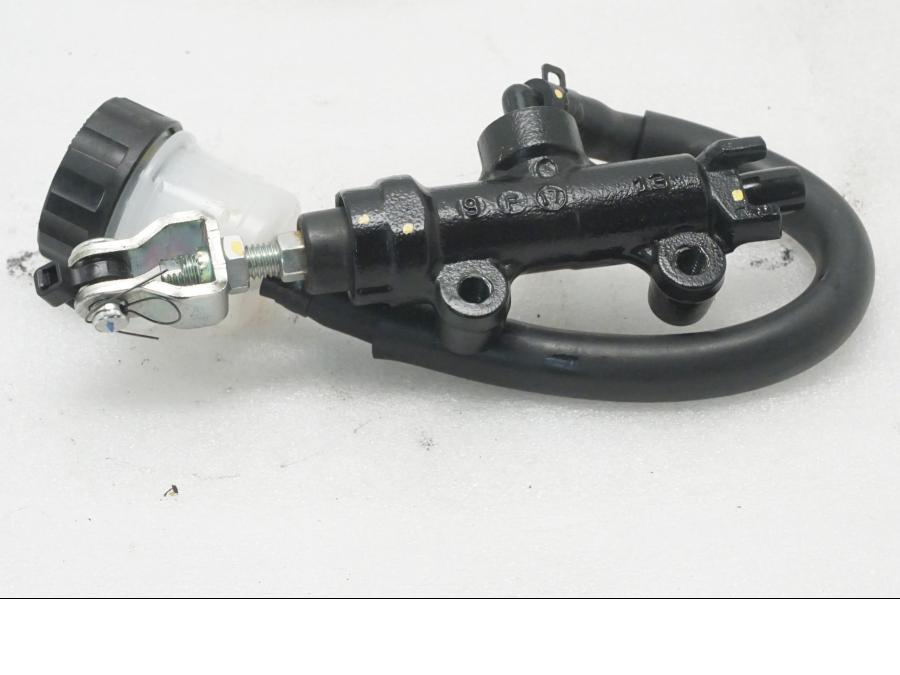 Framsidan på Bromshuvudcylinder från en Kawasaki Z 400 -2020 motorcykel.