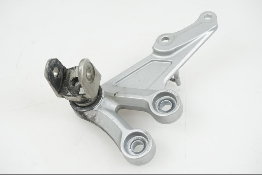 Framsidan på Fotpinnefäste från en Suzuki GSX-R 1000 -2007 motorcykel.