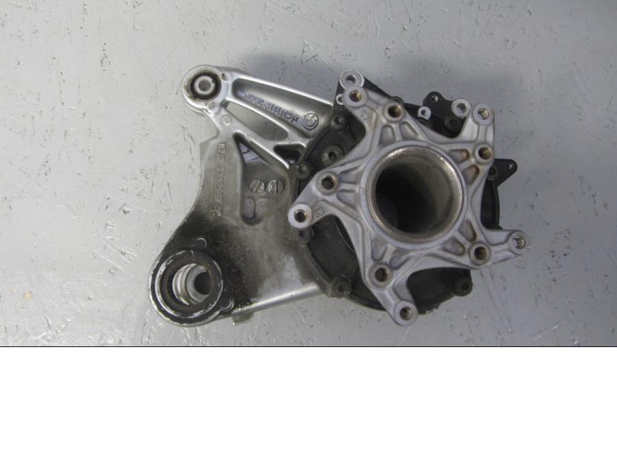 Vänster sida på <p>!OBS LÄS ALL TEXT!</p>

<p>Slutväxel från BMW R 1200 GS 2009.</p>

<p>Adventure. Defekt invändigt, ej användbar. Se bilder</p> motorcykel.