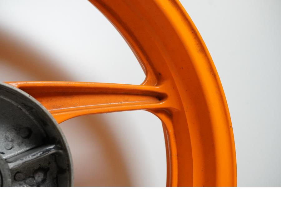 Höger sida på Fälg från en Honda CBR 125 R -2011 motorcykel.