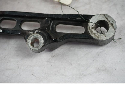 Snett nerifrån på Bromsoksfäste från en Yamaha FZ 750 -1988 motorcykel.