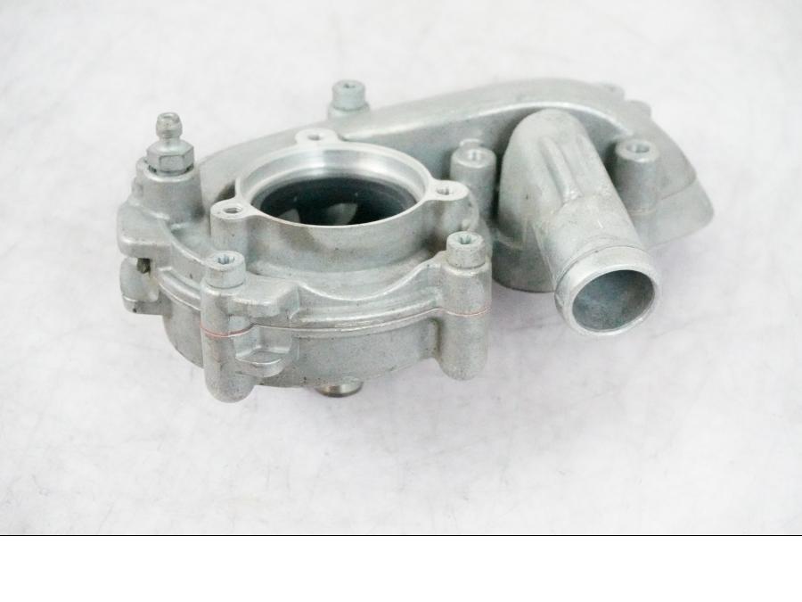 Vänster sida på Vattenpump från en BMW K 1200 S -2005 motorcykel.