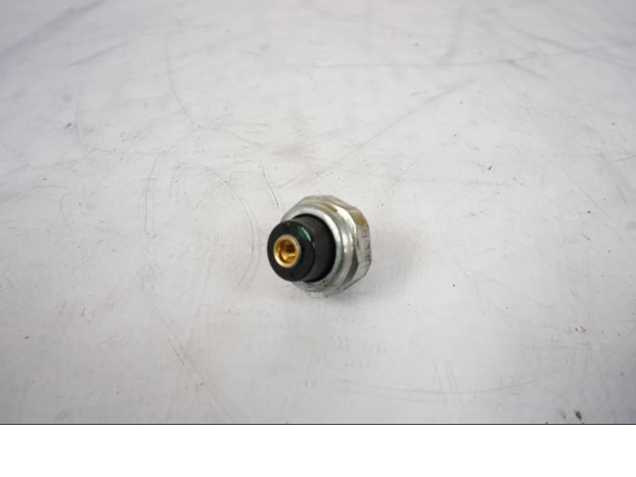 Framsidan på Oljetryckgivare från en Honda CRF 1000 Africa Twin -2016 motorcykel.