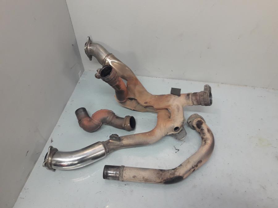 Vänster sida på Grenrör från en Suzuki SV 1000 -2004 motorcykel.