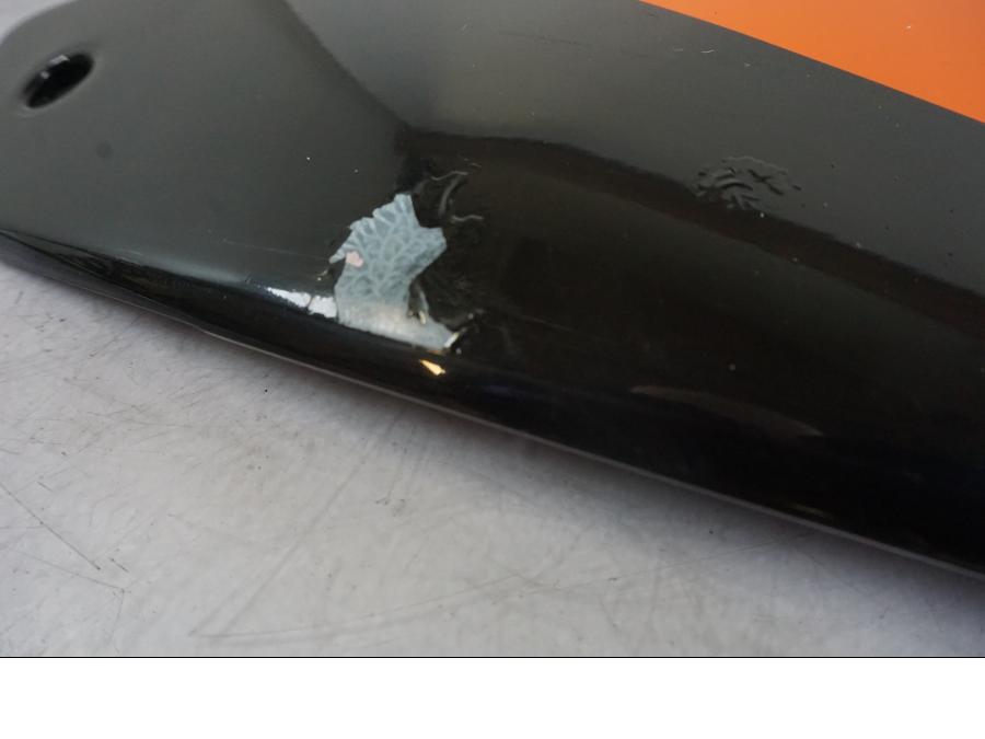 Vänster sida på Kylarvinge från en KTM 640 SM -2005 motorcykel.