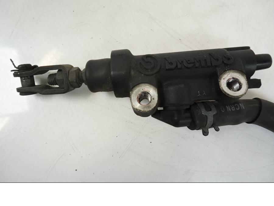Höger sida på Bromshuvudcylinder från en Yamaha XJR 1300 -2002 motorcykel.
