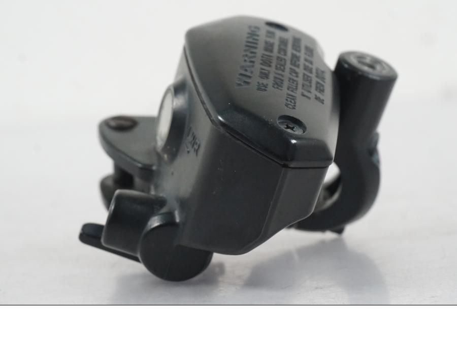 Snett uppifrån på Bromshuvudcylinder från en Kawasaki ER-6N ABS -2010 motorcykel.