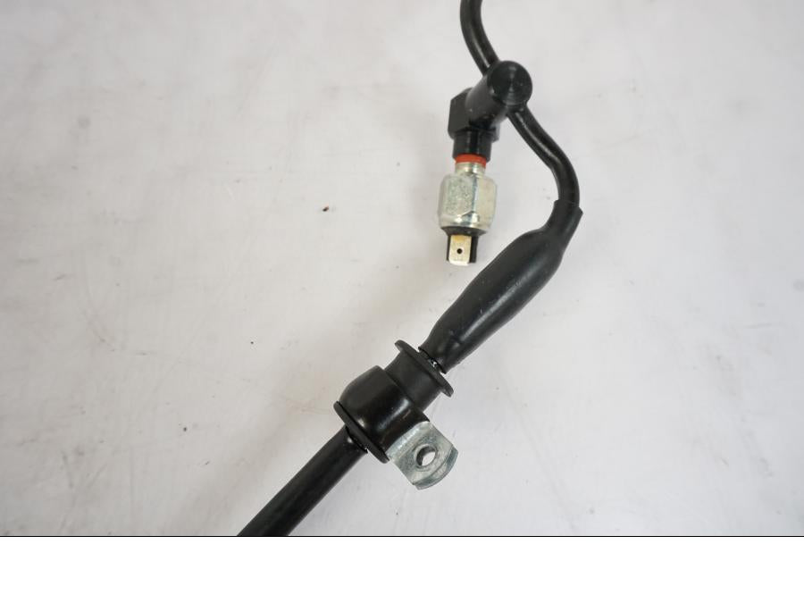 Vänster sida på Bromsledning från en H-D Softail Sport Glide FLSB -2022 motorcykel.