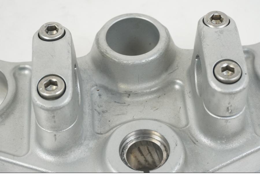 Snett nerifrån på Gaffelkrona från en BMW F 650 CS -2002 motorcykel.