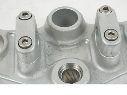 Snett nerifrån på Gaffelkrona från en BMW F 650 CS -2002 motorcykel.