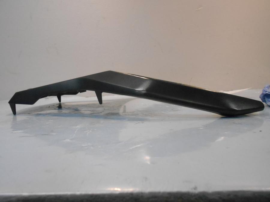 Höger sida på Pakethållare från en Suzuki DL 650 -2011 motorcykel.