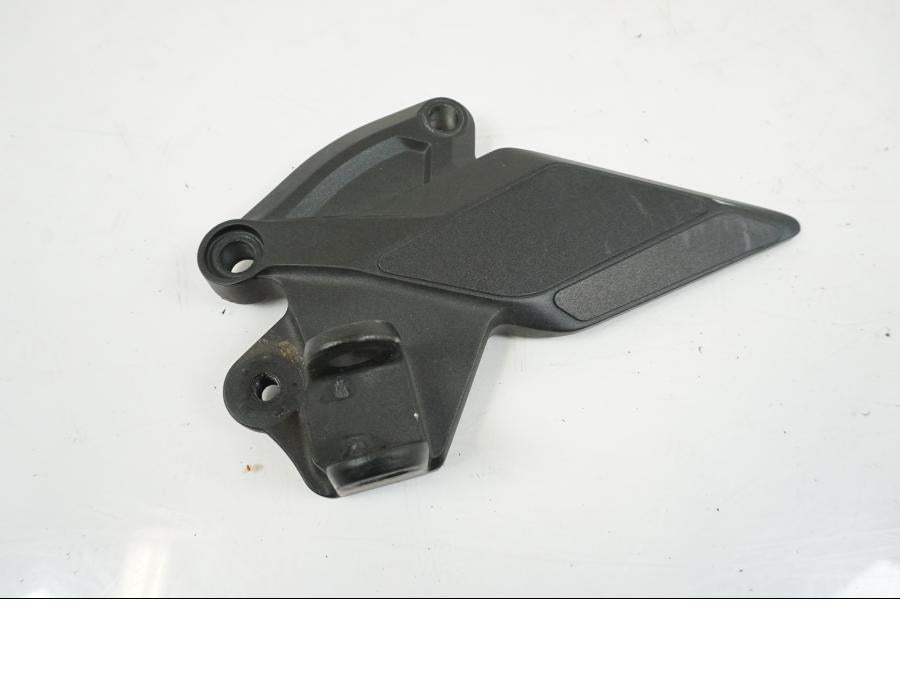 Baksidan på Fotpinnefäste från en Kawasaki Z 1000 -2017 motorcykel.