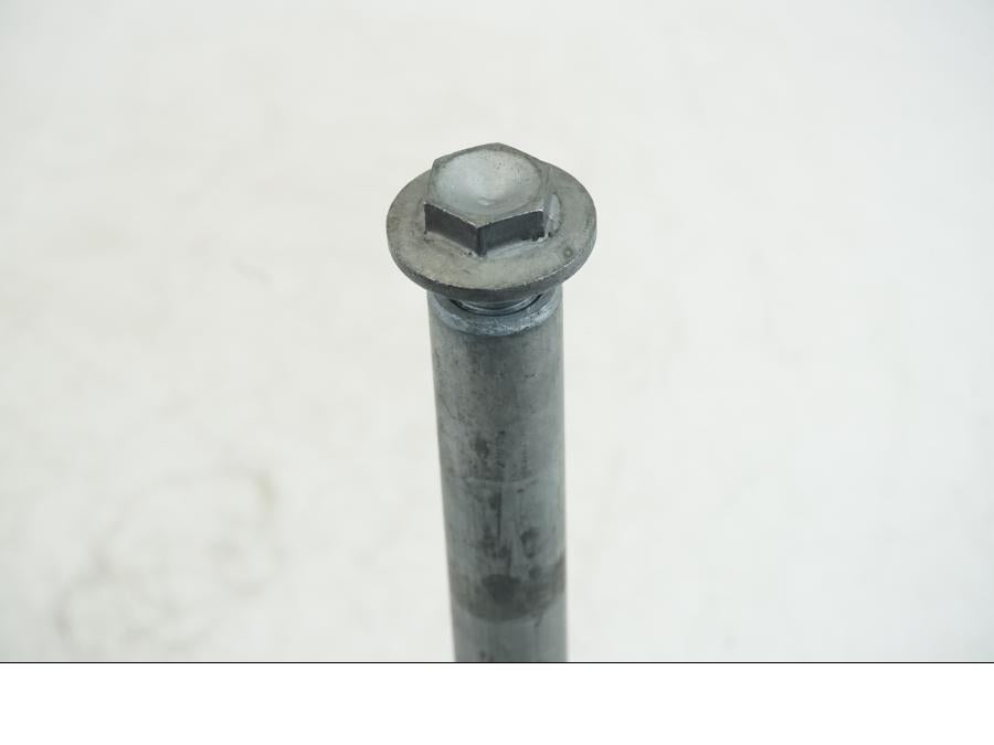 Höger sida på Axel från en BMW F 650 CS -2003 motorcykel.