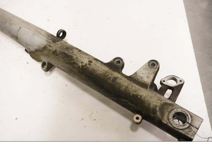 Baksidan på Gaffelben från en BMW K 1200 LT -2004 motorcykel.