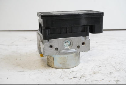 Höger sida på ABS Modulator från en Triumph Speed Triple -2011 motorcykel.